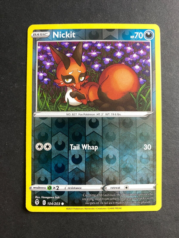 Pokemon Nickit 104/203 Evolving Skies Reverse Holo LP/NM